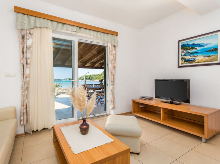 Dreamy Hideaway: Cozy 2 Bedroom Villa in Kampor 1033