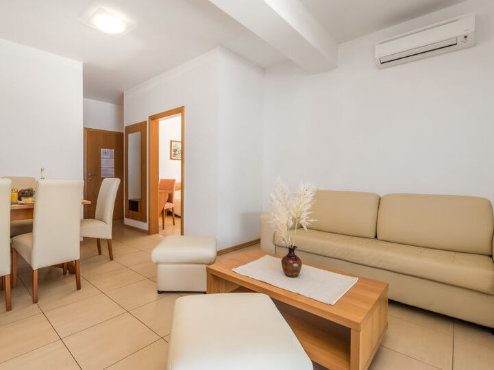 Dreamy Hideaway: Cozy 2 Bedroom Villa in Kampor 1033