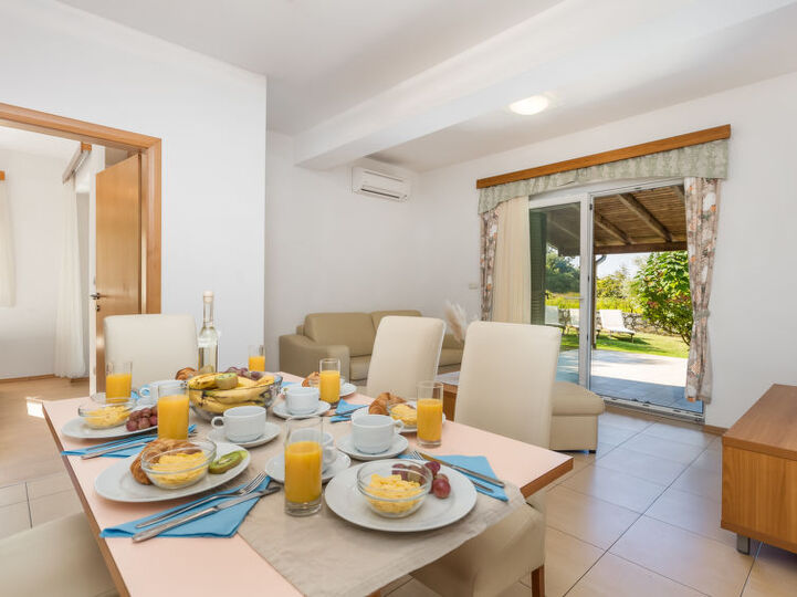 Dreamy Hideaway: Cozy 2 Bedroom Villa in Kampor 1033