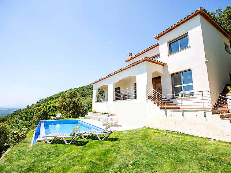 Captivating Villa with Spacious Interiors,1000