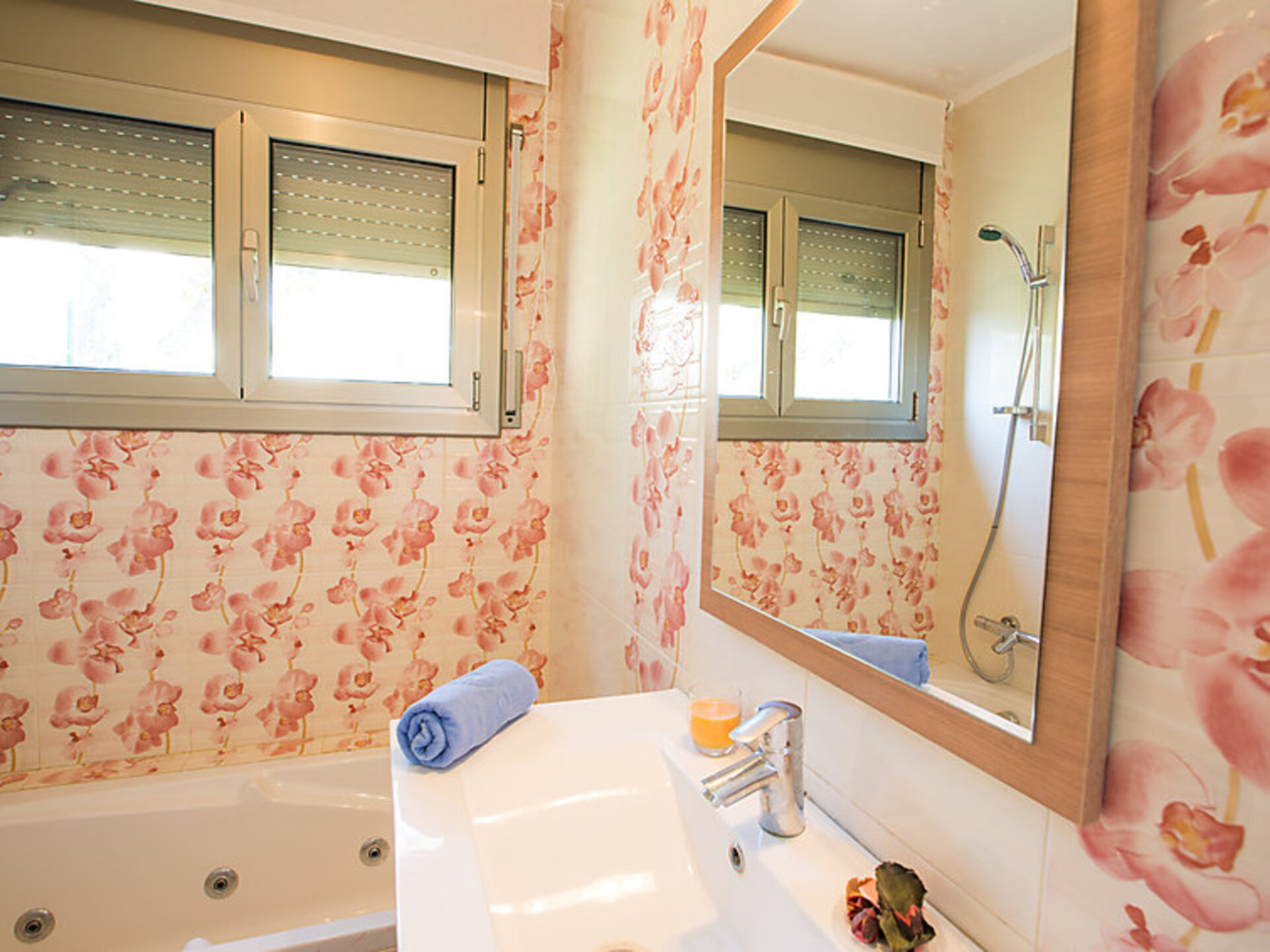 Captivating Villa with Spacious Interiors,1000