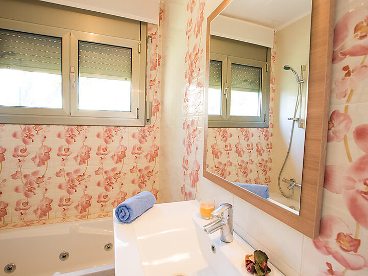Captivating Villa with Spacious Interiors,1000