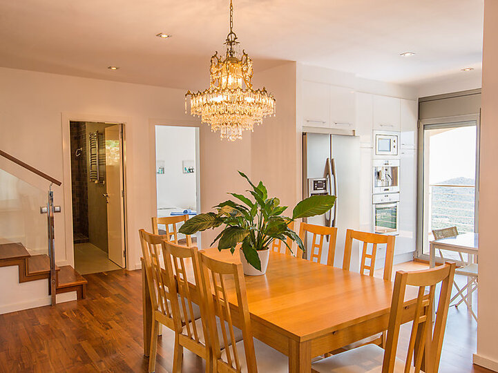 Captivating Villa with Spacious Interiors,1000
