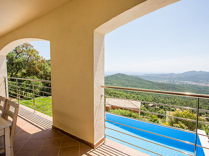 Captivating Villa with Spacious Interiors,1000