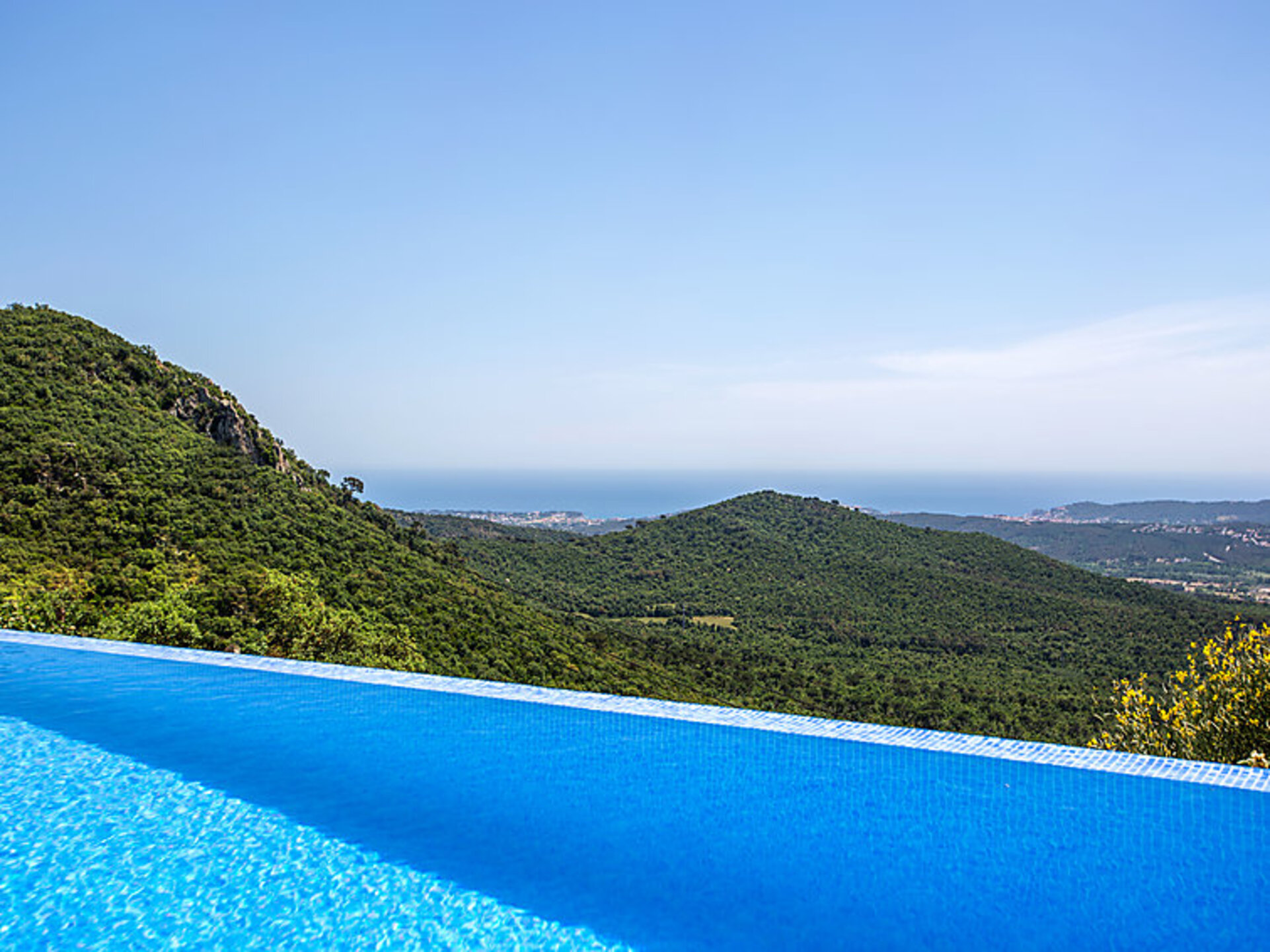Captivating Villa with Spacious Interiors,1000
