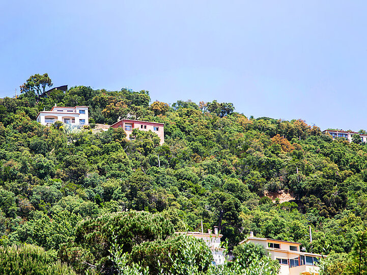 Captivating Villa with Spacious Interiors,1000