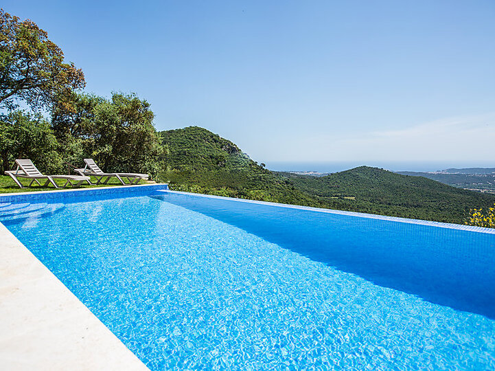 Captivating Villa with Spacious Interiors,1000