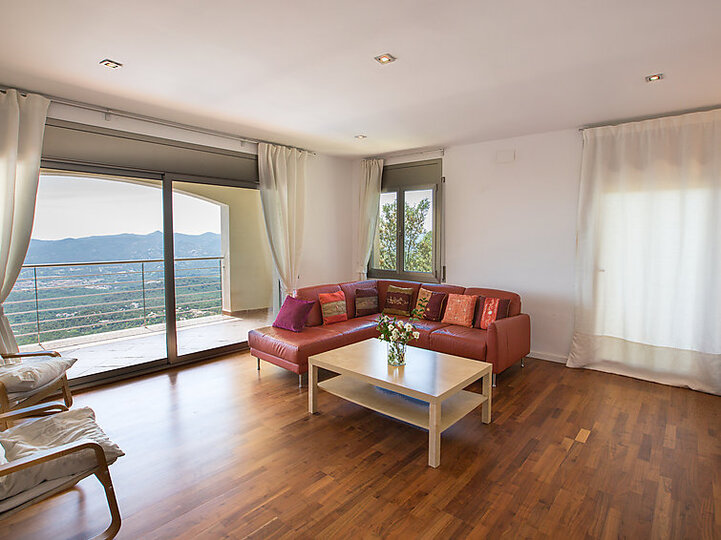 Captivating Villa with Spacious Interiors,1000