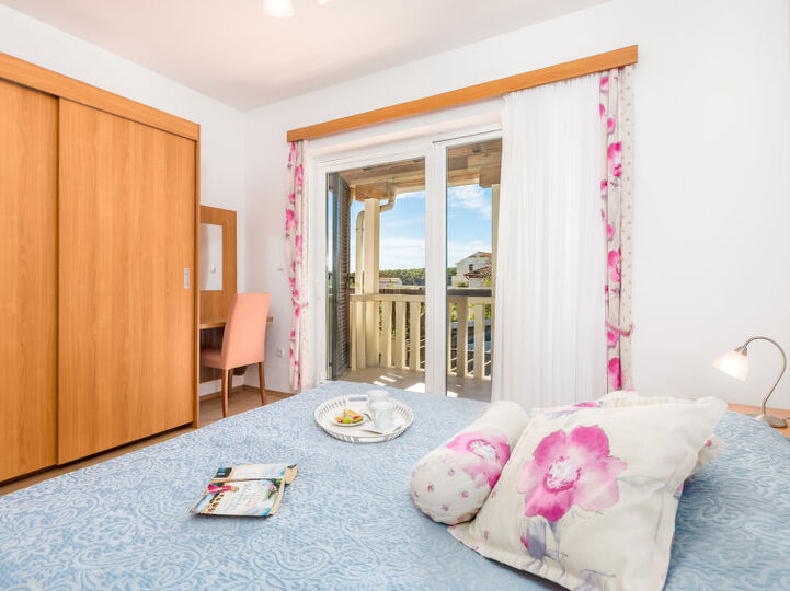 Tranquil 2 Bedroom Retreat in Rab, 1044