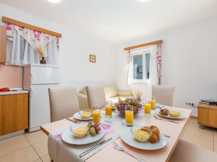 Tranquil 2 Bedroom Retreat in Rab, 1044