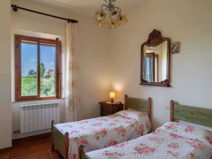 5 Star Villa with 5 Bedrooms, Arezzo Villa 1003