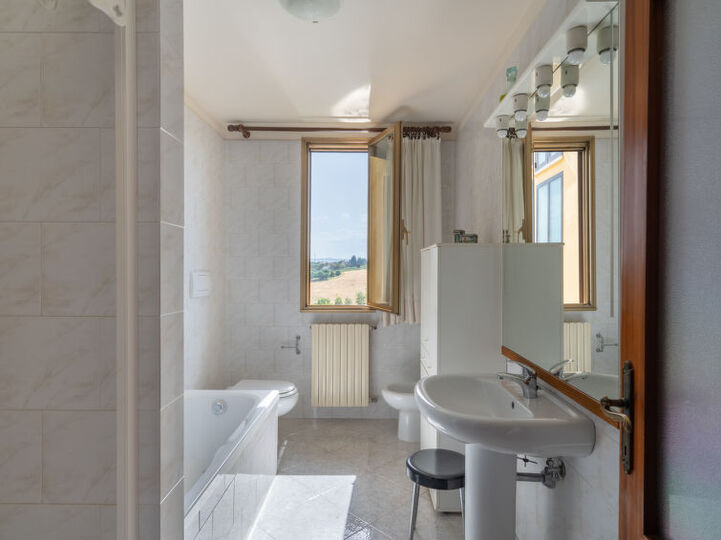 5 Star Villa with 5 Bedrooms, Arezzo Villa 1003