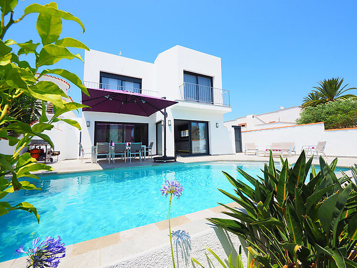 Magnificent Villa with Modern Amenities,1006, Empuriabrava, Spain