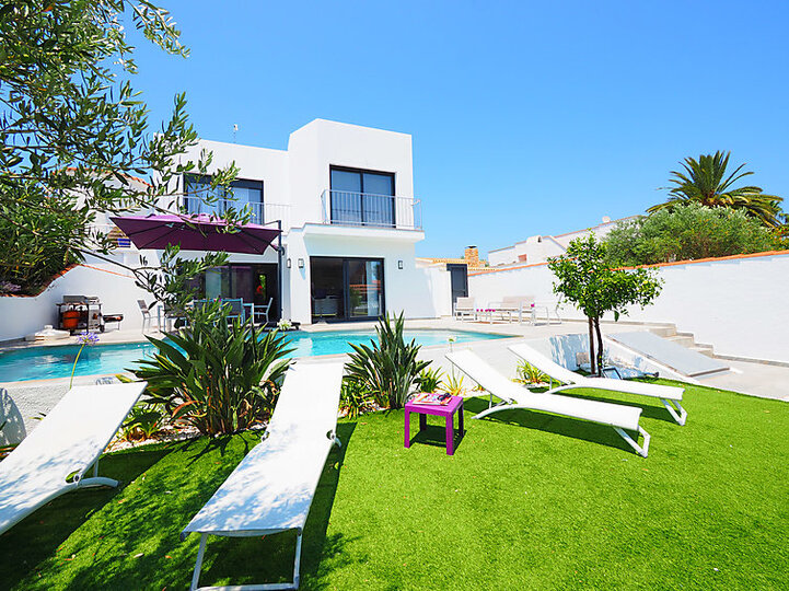 Magnificent Villa with Modern Amenities,1006