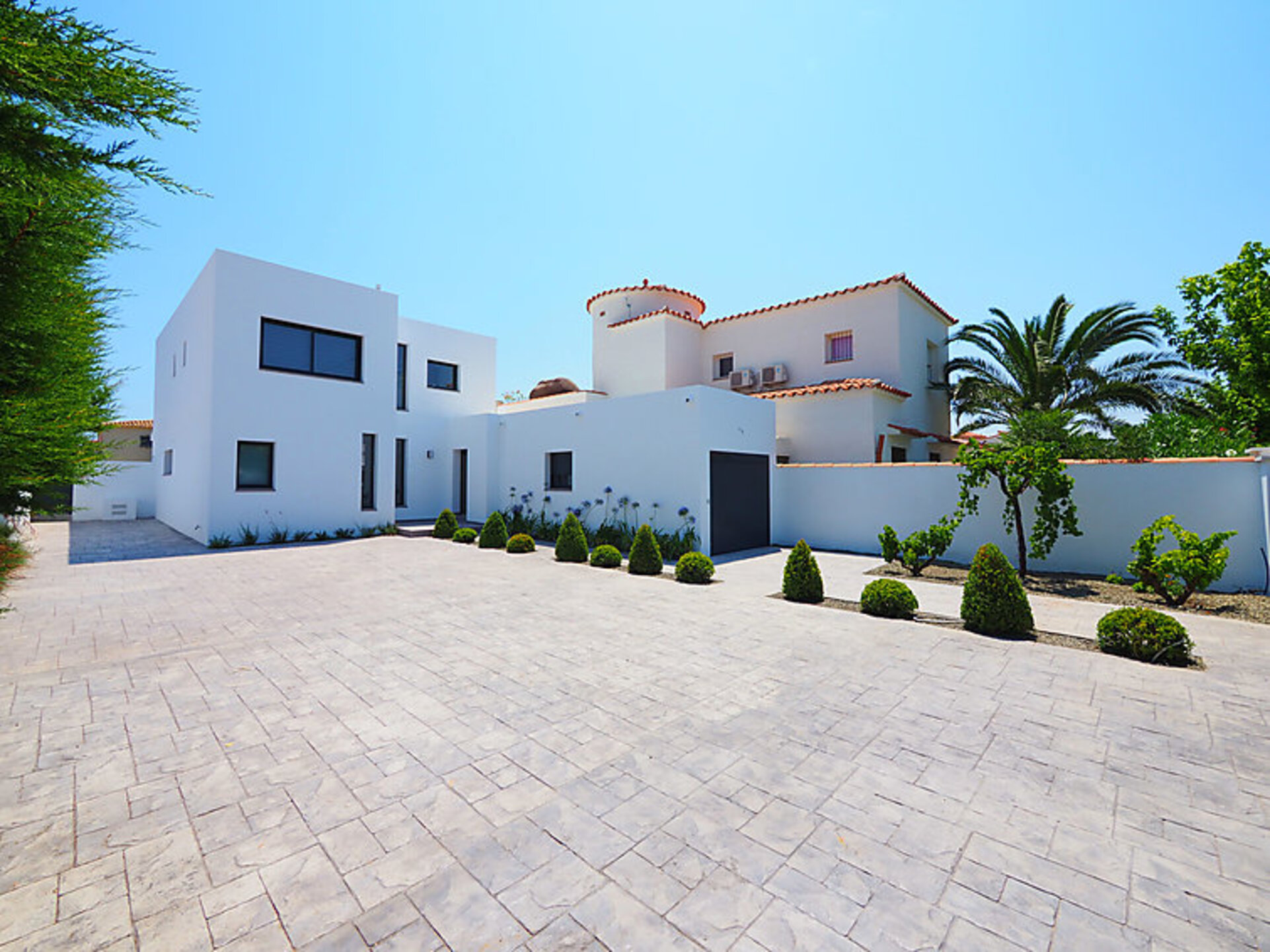 Magnificent Villa with Modern Amenities,1006