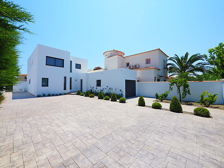 Magnificent Villa with Modern Amenities,1006