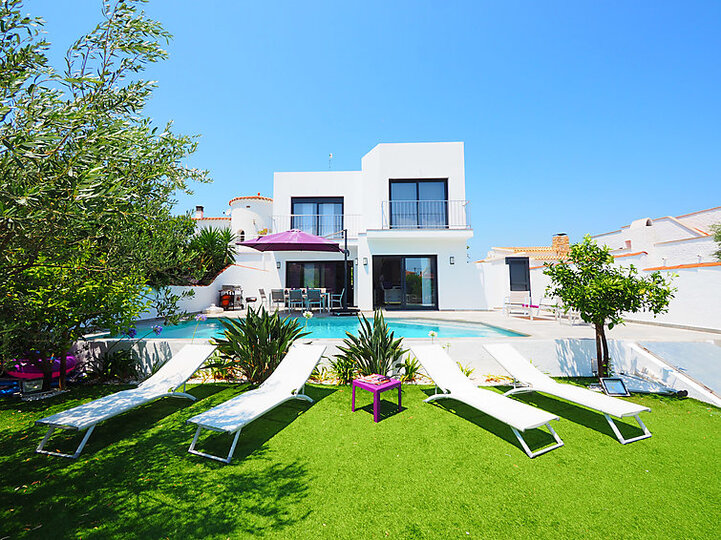 Magnificent Villa with Modern Amenities,1006