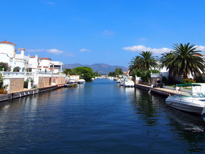 Magnificent Villa with Modern Amenities,1006