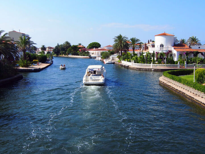 Magnificent Villa with Modern Amenities,1006