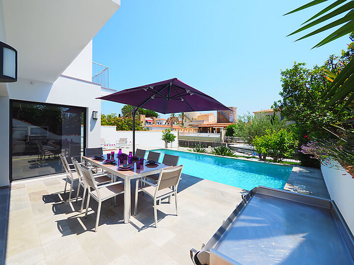 Magnificent Villa with Modern Amenities,1006