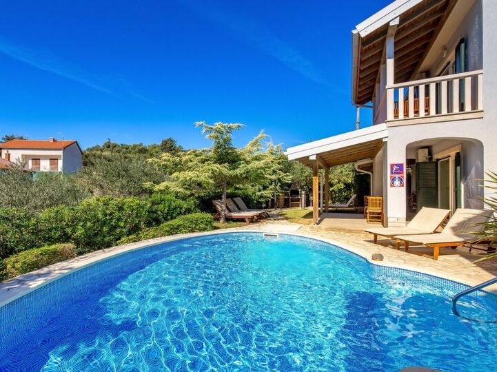 Charming One Bedroom Oasis in Banjol City, 1073