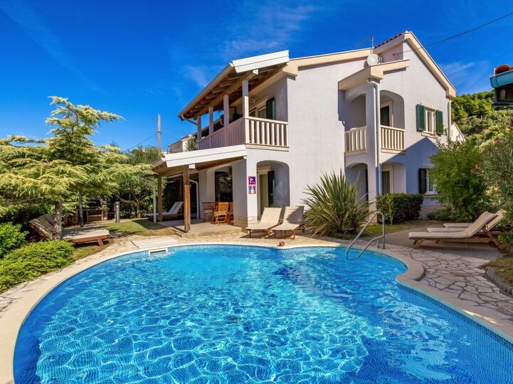 Charming One Bedroom Oasis in Banjol City, 1073