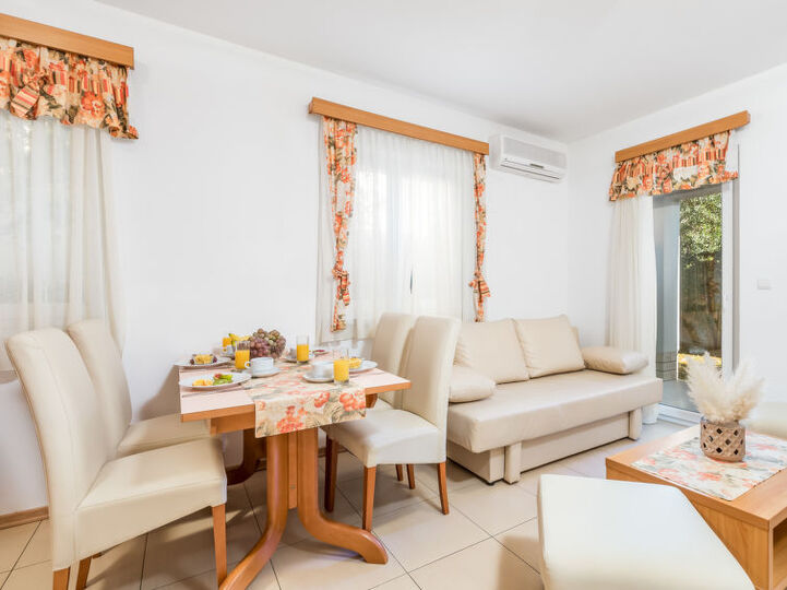 Charming One Bedroom Oasis in Banjol City, 1073