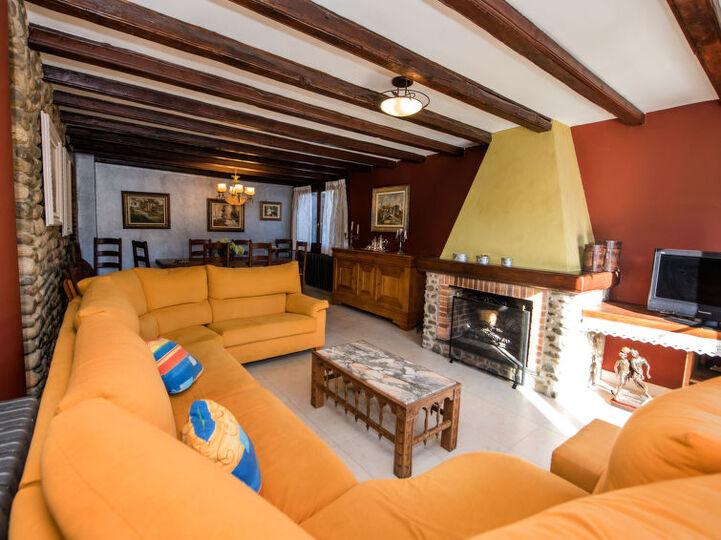 6 BR Villa,1000