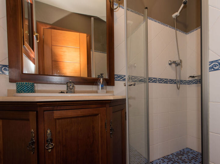 6 BR Villa,1000