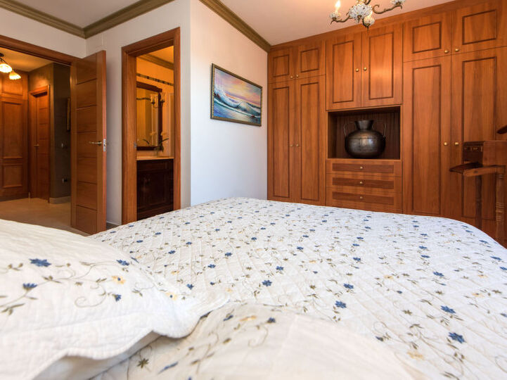 6 BR Villa,1000