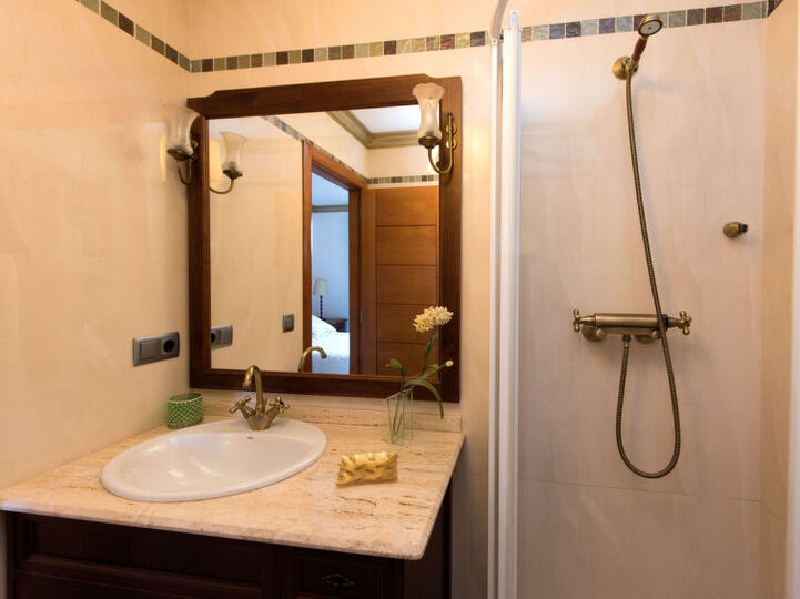 6 BR Villa,1000