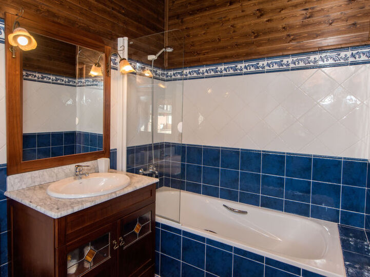 6 BR Villa,1000