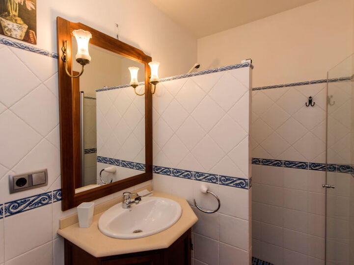 6 BR Villa,1000