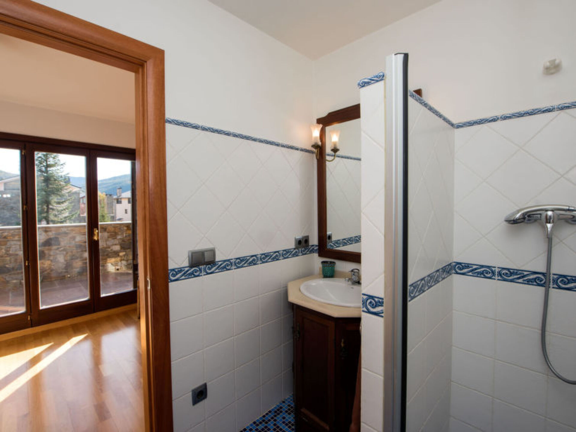 6 BR Villa,1000