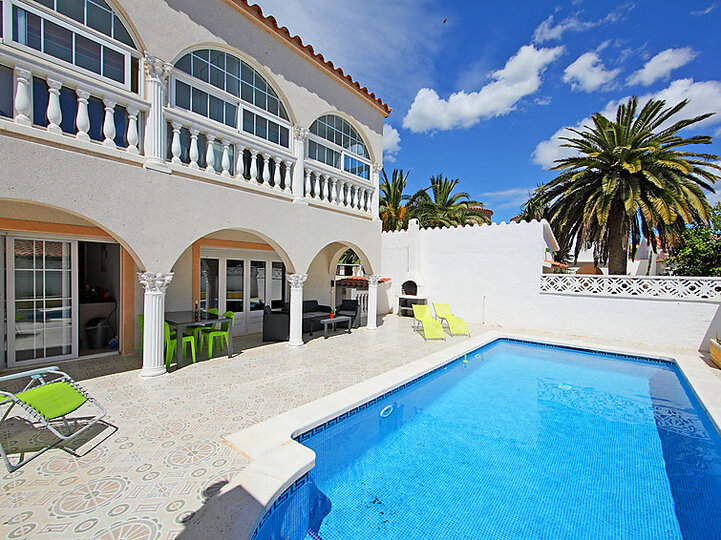 Beautiful Villa with Modern Amenities,1013, Empuriabrava, Spain