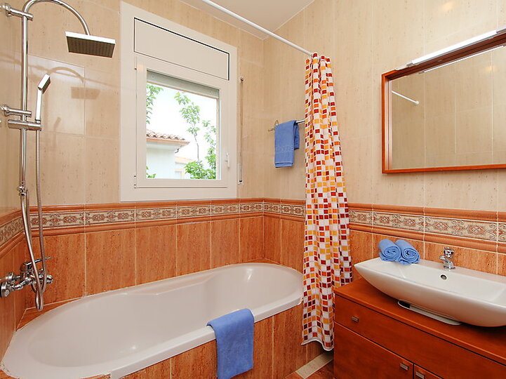 Beautiful Villa with Modern Amenities,1013