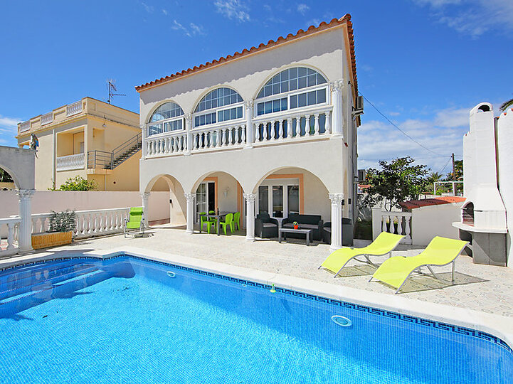 Beautiful Villa with Modern Amenities,1013