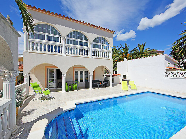 Beautiful Villa with Modern Amenities,1013