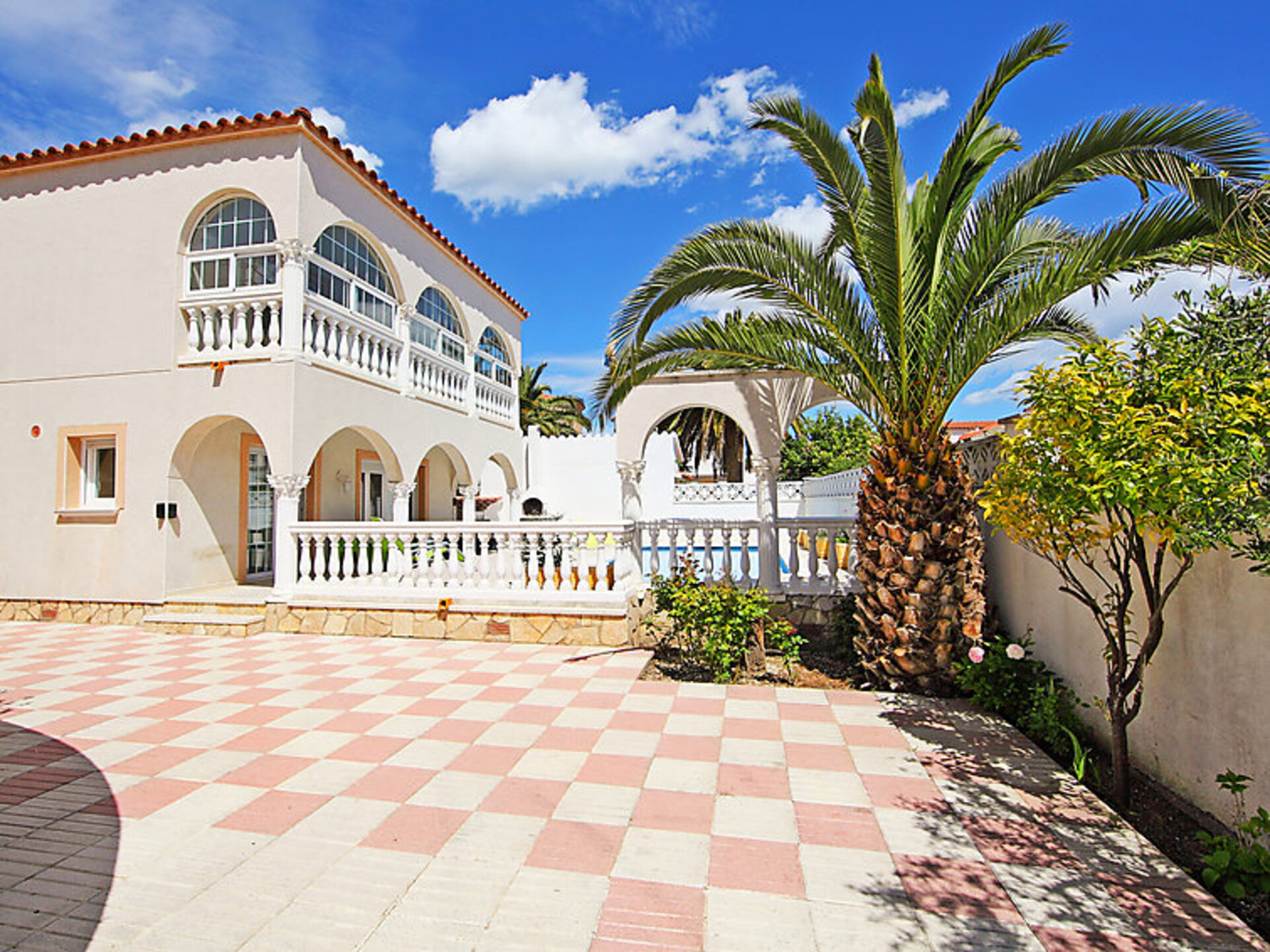 Beautiful Villa with Modern Amenities,1013