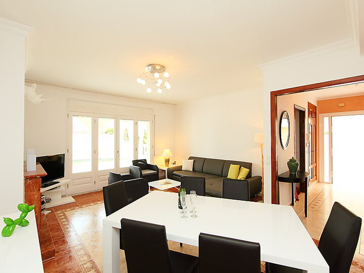 Beautiful Villa with Modern Amenities,1013