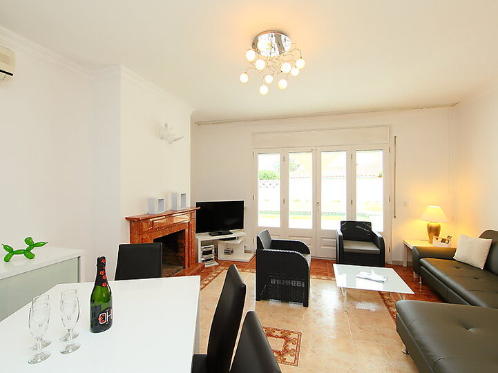 Beautiful Villa with Modern Amenities,1013