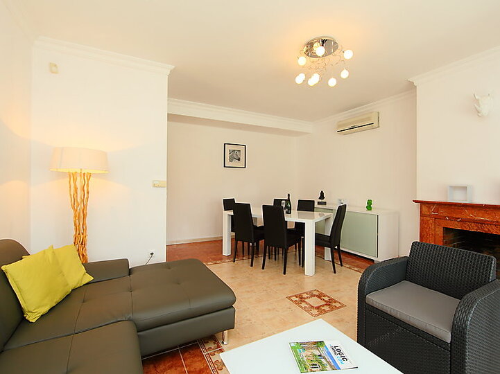 Beautiful Villa with Modern Amenities,1013