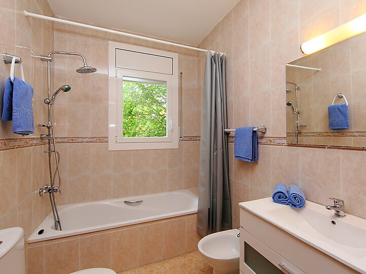 Beautiful Villa with Modern Amenities,1013