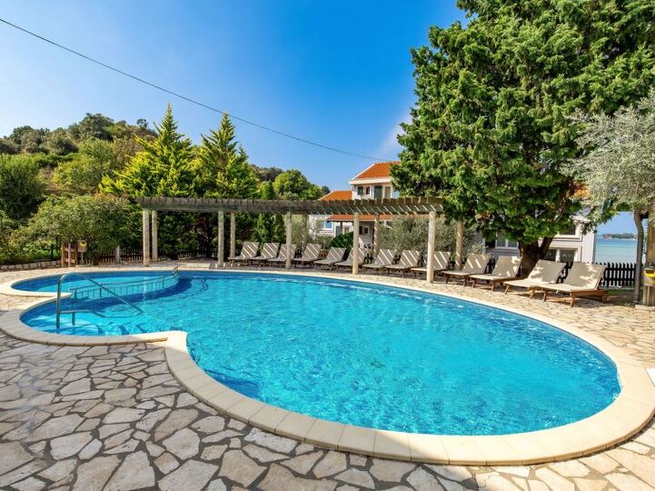 Luxurious Coastal Villa in Kampor, 1124
