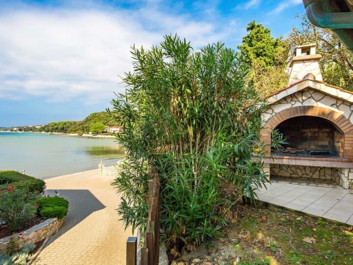 Luxurious Coastal Villa in Kampor, 1124