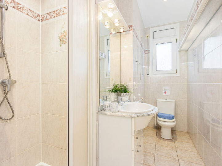 Elegant 6 BR Villa with Private Pool,1018