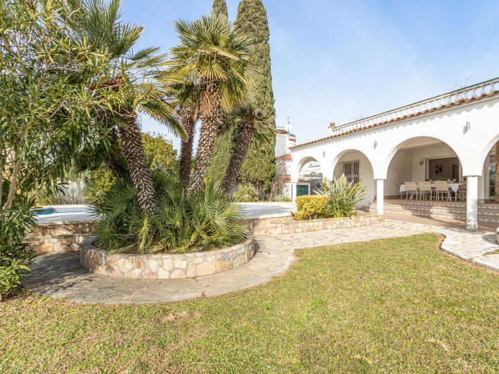 Elegant 6 BR Villa with Private Pool,1018