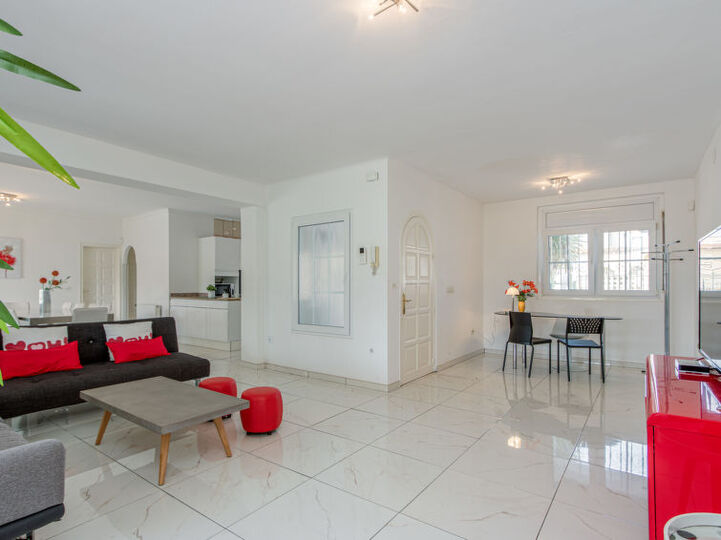 Elegant 6 BR Villa with Private Pool,1018