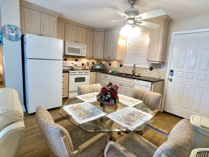 Exclusive Holiday Condo, minutes from the beach, Florida Condo 5817