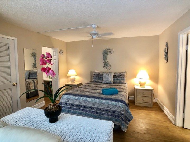 Exclusive Holiday Condo, minutes from the beach, Florida Condo 5817